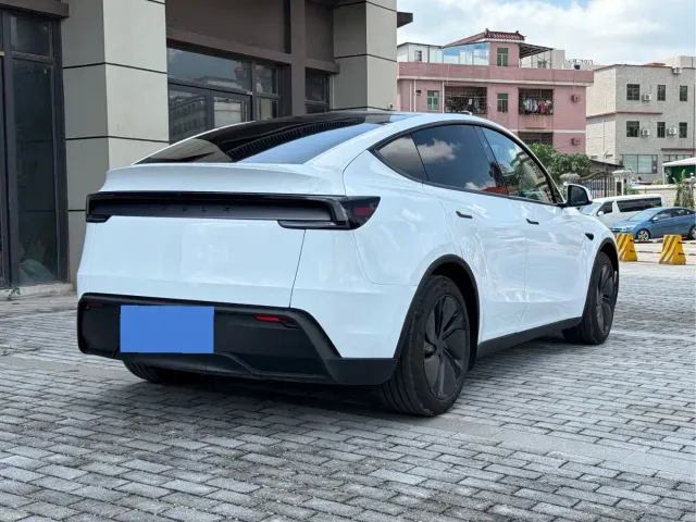 Tesla Model Y — Фото автомобиля 9