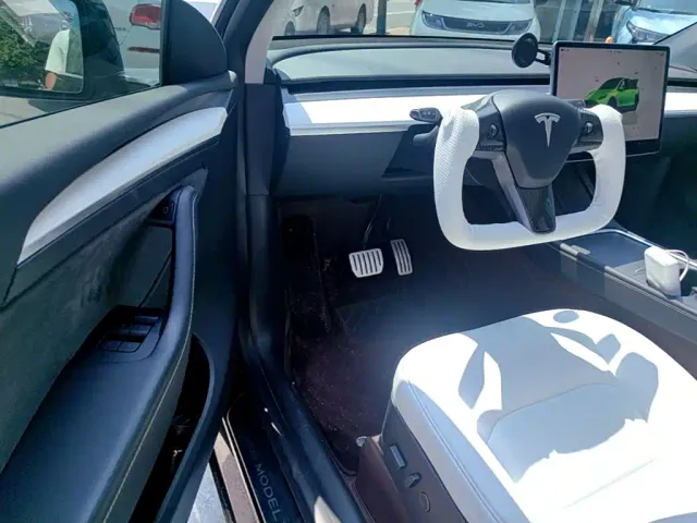 Tesla Model Y — Фото автомобиля 15