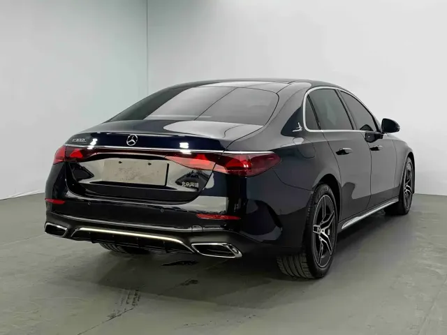 Mercedes-Benz E-Class — Фото автомобиля 4