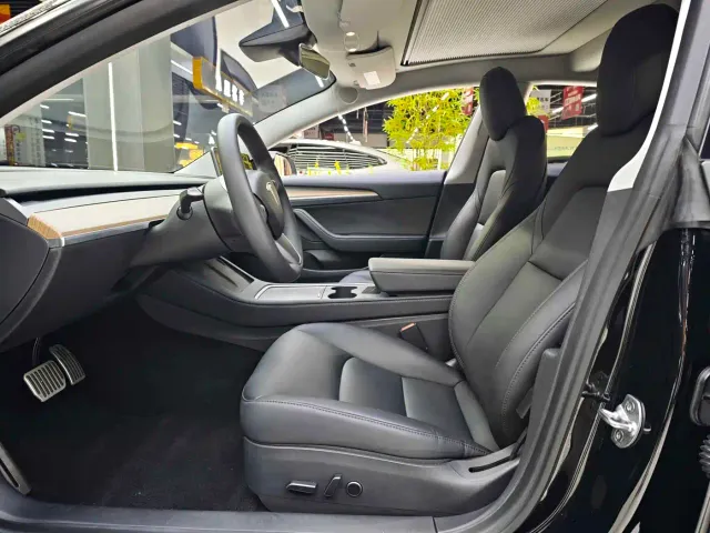 Tesla Model 3 — Фото автомобиля 12