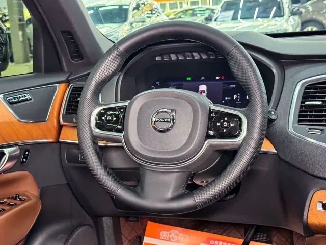 Volvo XC90 — Фото автомобиля 8