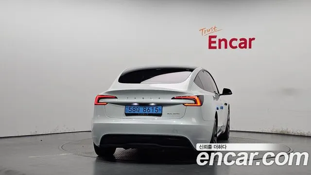 Tesla Model 3 — Фото автомобиля 4