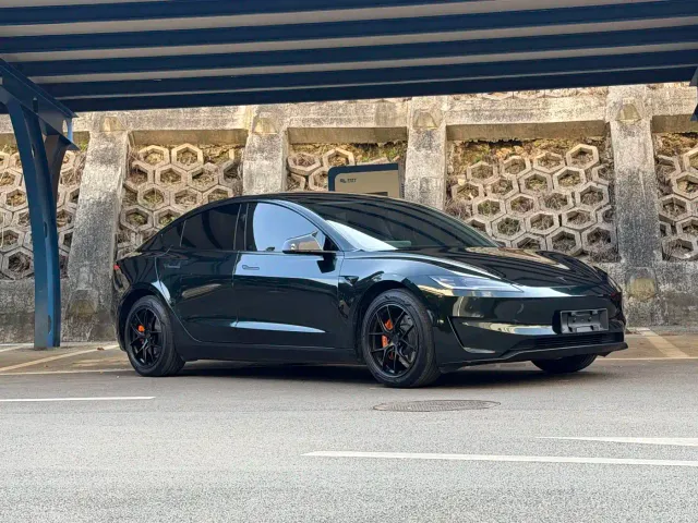 Tesla Model 3 — Фото автомобиля 2