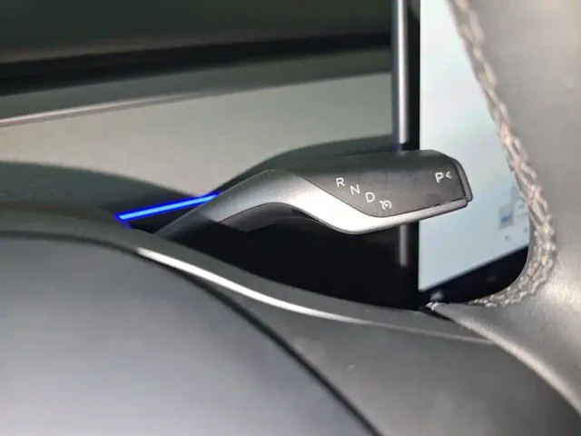 Tesla Model Y — Фото автомобиля 13