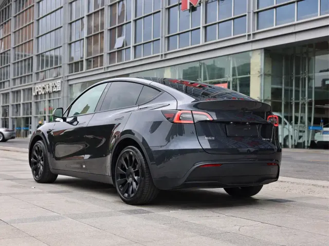 Tesla Model Y — Фото автомобиля 6