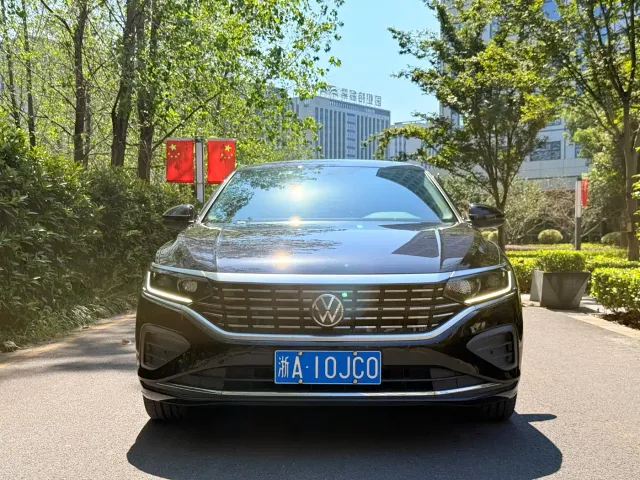Volkswagen Passat — Фото автомобиля 2