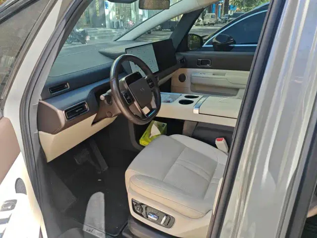 Li Auto MEGA — Фото автомобиля 9