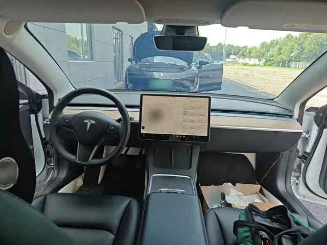 Tesla Model 3 — Фото автомобиля 9