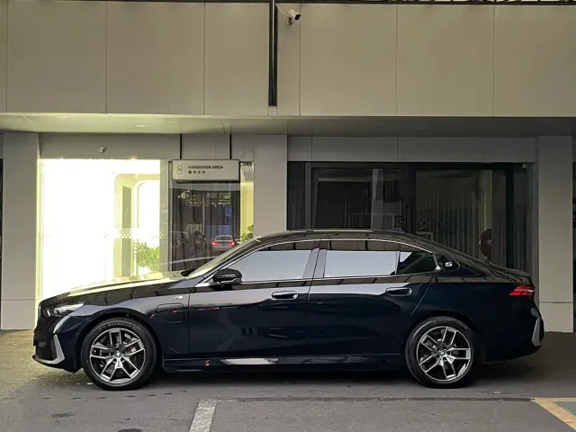 BMW i5 — Фото автомобиля 4
