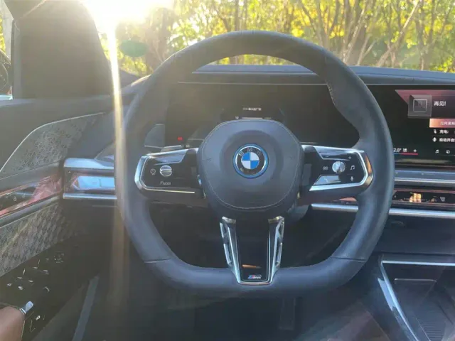 BMW i7 — Фото автомобиля 13