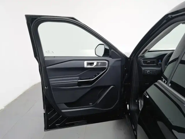Ford Explorer — Фото автомобиля 8