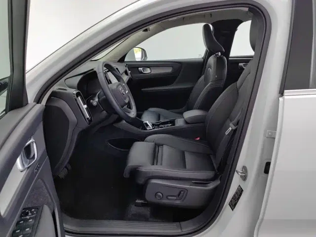 Volvo XC40 — Фото автомобиля 10