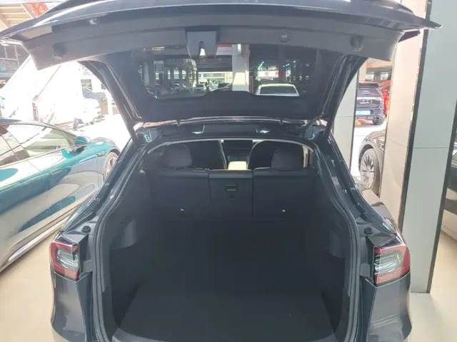 Tesla Model Y — Фото автомобиля 18