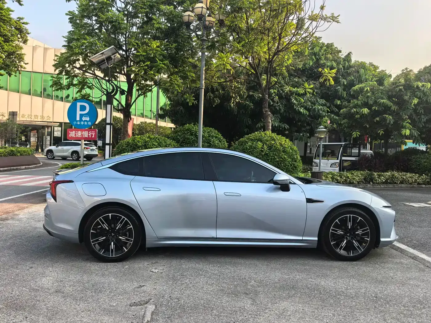 Nezha Auto Nezha S 2024 Facelift Extended Range 1060 Lite Edition — Фото автомобиля 5