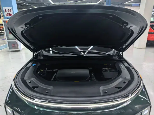 Li Auto L8 — Фото автомобиля 3