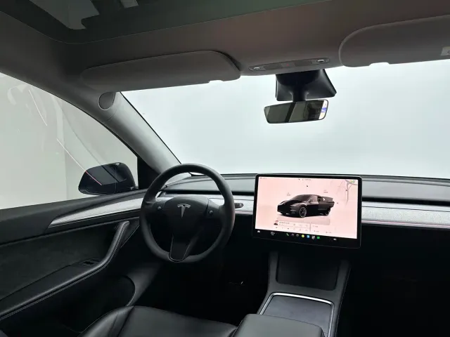 Tesla Model Y — Фото автомобиля 13