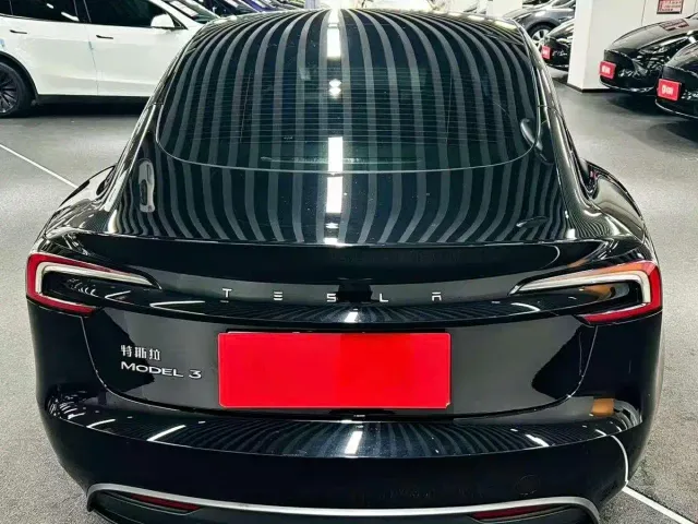Tesla Model 3 — Фото автомобиля 5