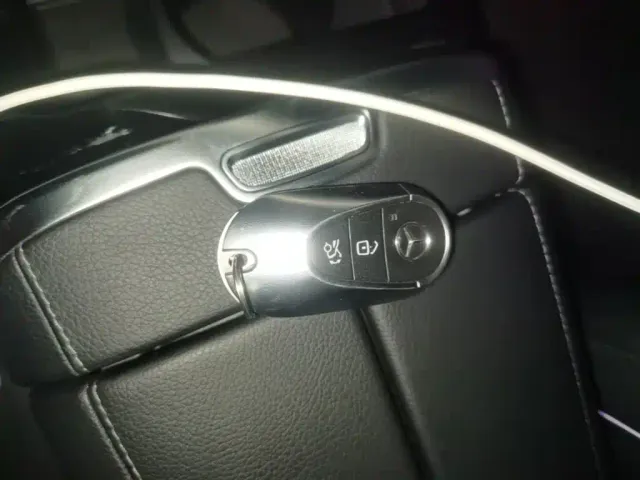 Mercedes-Benz EQE SUV — Фото автомобиля 12