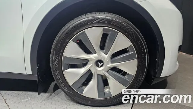 Tesla Model Y — Фото автомобиля 6