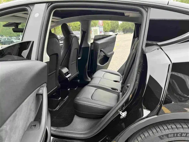 Tesla Model Y — Фото автомобиля 15