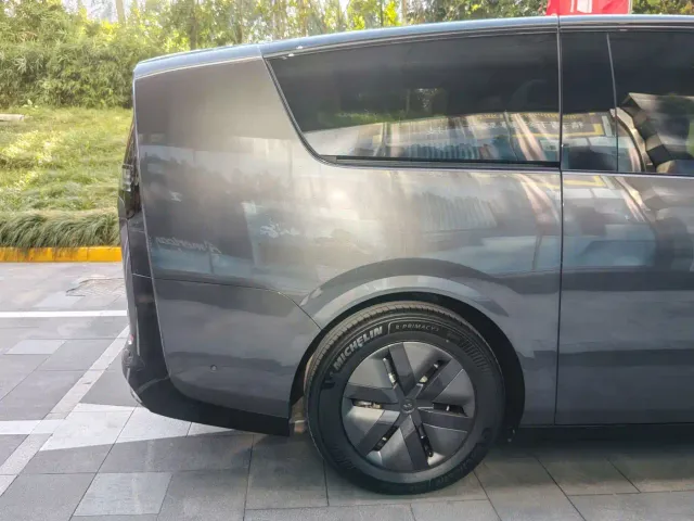 Li Auto MEGA — Фото автомобиля 5