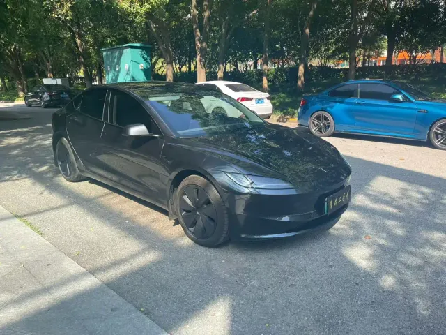 Tesla Model 3 — Фото автомобиля 3
