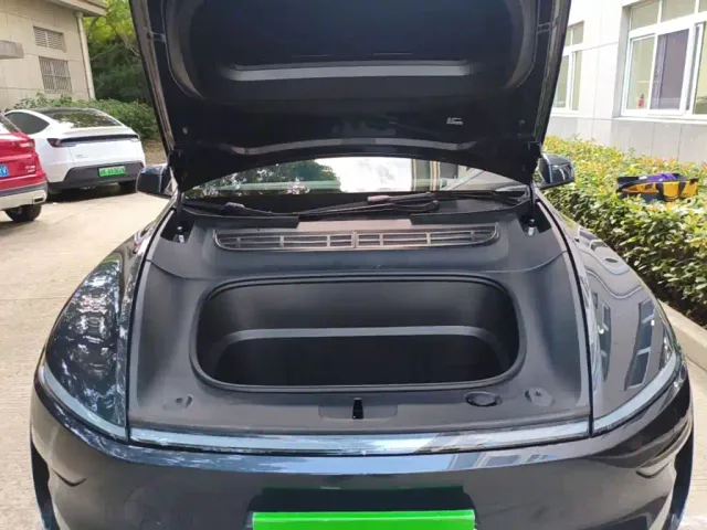 Tesla Model Y L — Фото автомобиля 19