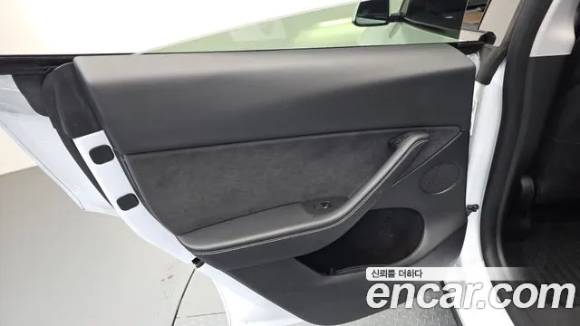 Tesla Model Y — Фото автомобиля 14
