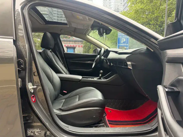 Mazda Axela — Фото автомобиля 8
