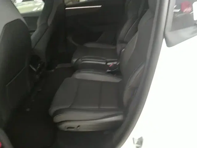 Tesla Model Y L — Фото автомобиля 16