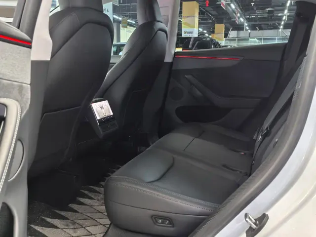 Tesla Model Y — Фото автомобиля 5