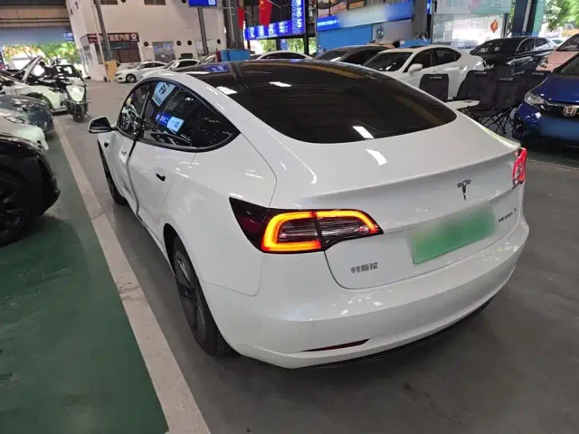 Tesla Model 3 — Фото автомобиля 4