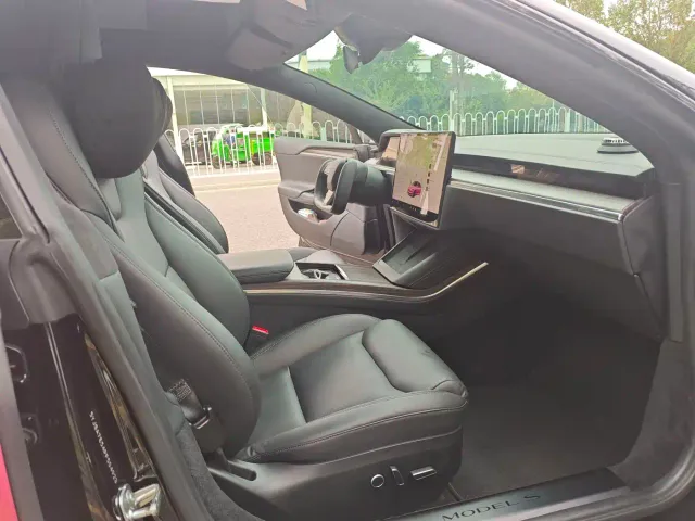 Tesla Model S — Фото автомобиля 12