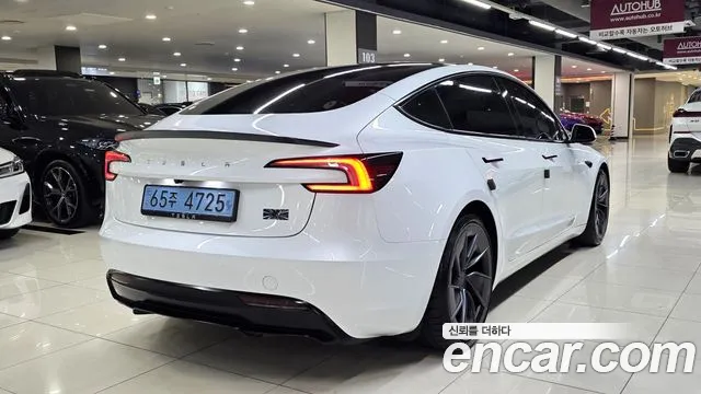 Tesla Model 3 — Фото автомобиля 4