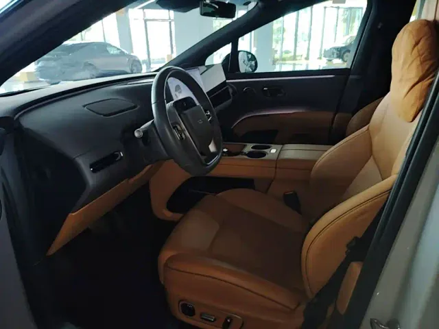 Li Auto i8 — Фото автомобиля 14