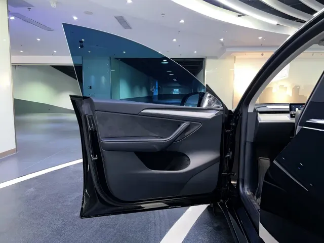 Tesla Model Y — Фото автомобиля 12