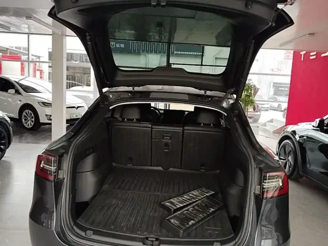 Tesla Model Y — Фото автомобиля 18