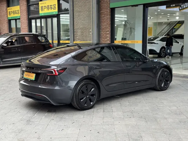 Tesla Model 3 — Фото автомобиля 7