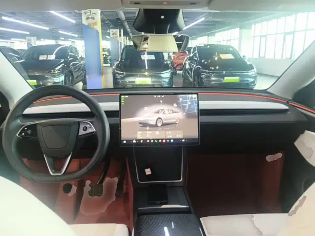Tesla Model Y — Фото автомобиля 9