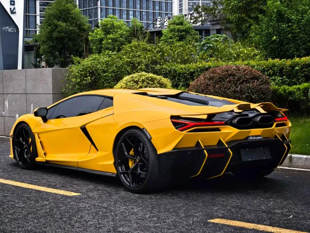 Lamborghini Revuelto — Фото автомобиля 4