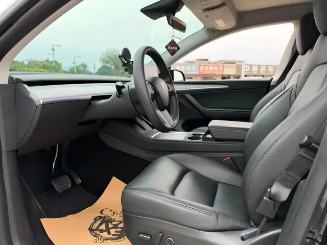 Tesla Model Y — Фото автомобиля 8