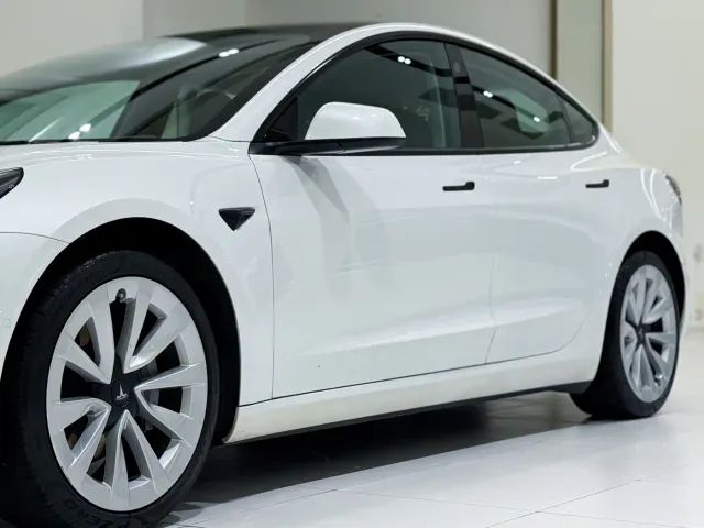 Tesla Model 3 — Фото автомобиля 11