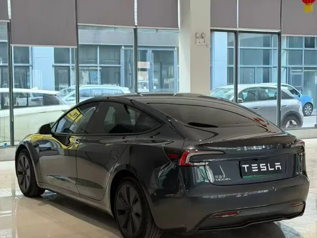Tesla Model 3 — Фото автомобиля 9