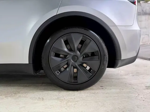 Tesla Model Y — Фото автомобиля 16