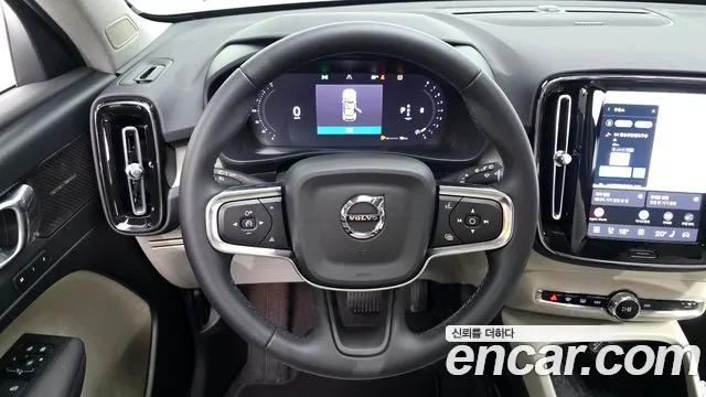 Volvo XC40 — Фото автомобиля 13