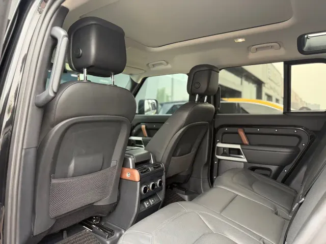 Land Rover Defender — Фото автомобиля 8