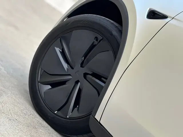 Tesla Model Y — Фото автомобиля 9