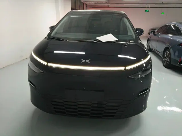 Xpeng X9 — Фото автомобиля 2