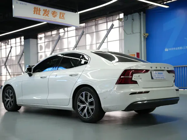 Volvo S60 — Фото автомобиля 24