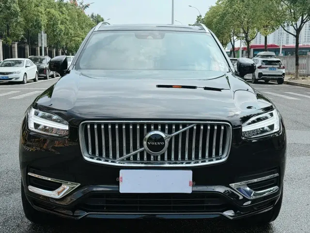 Volvo XC90 — Фото автомобиля 2